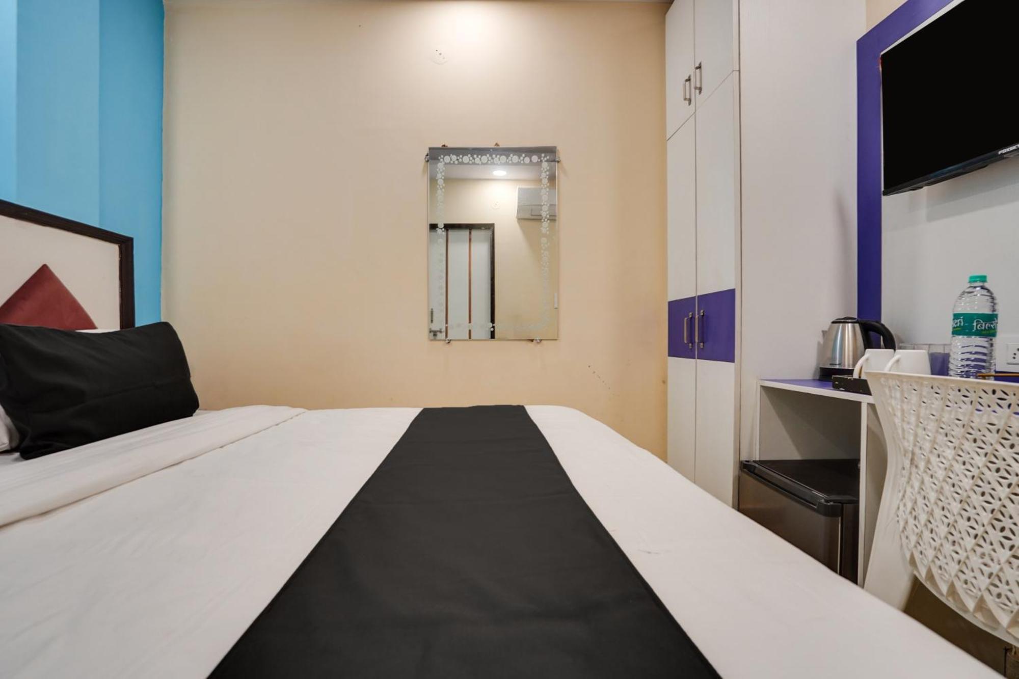 Super Hotel O Hotel Gold Star New Delhi Exterior photo