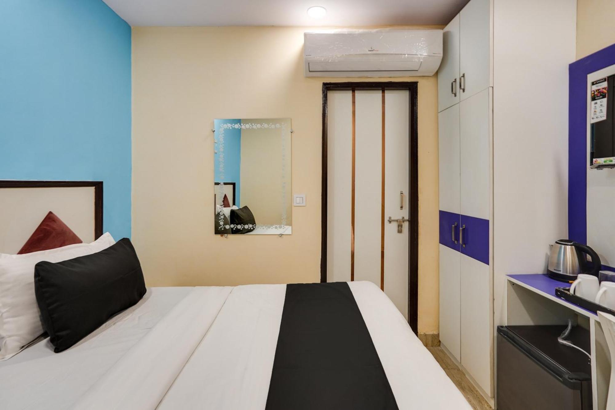 Super Hotel O Hotel Gold Star New Delhi Exterior photo