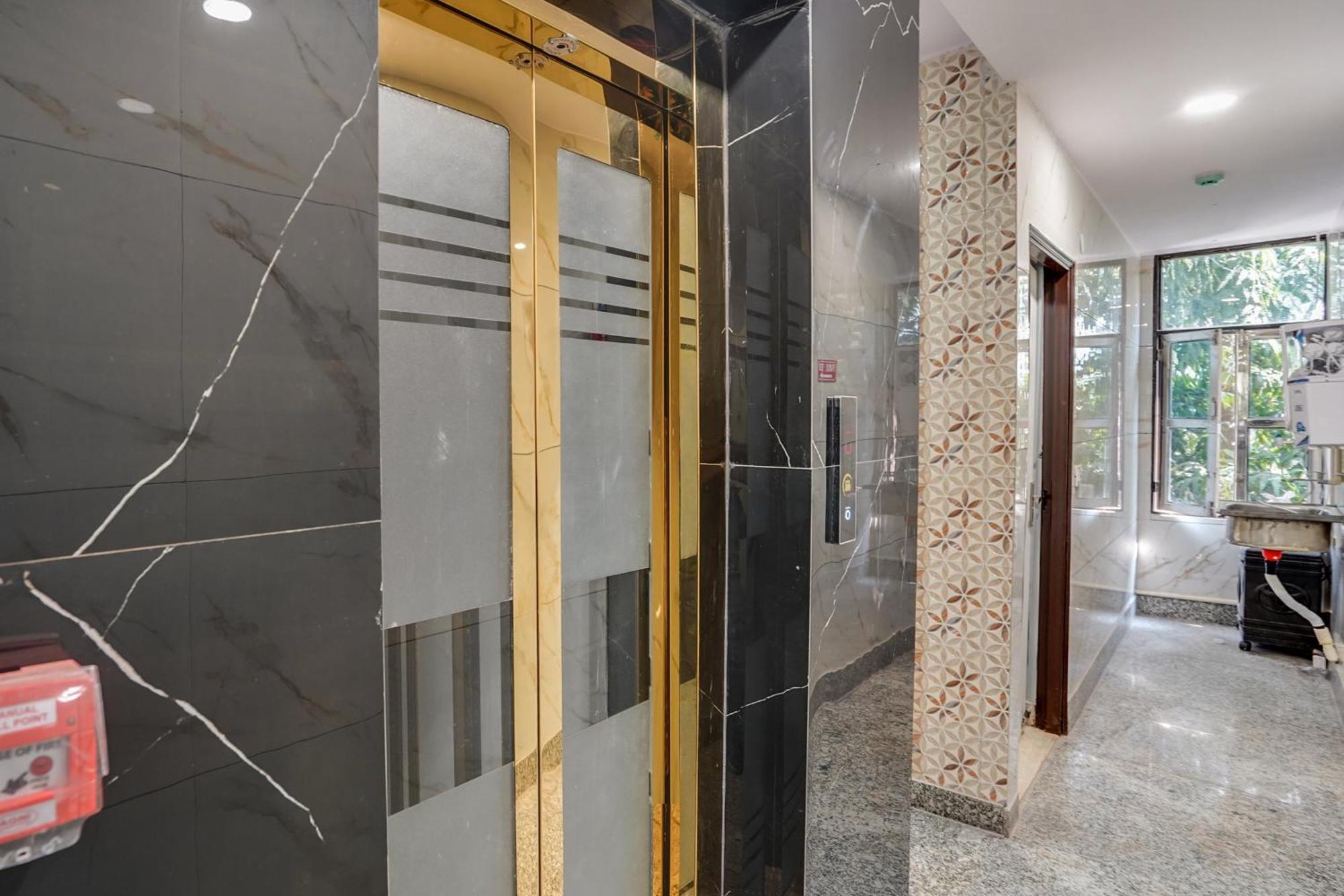 Super Hotel O Hotel Gold Star New Delhi Exterior photo